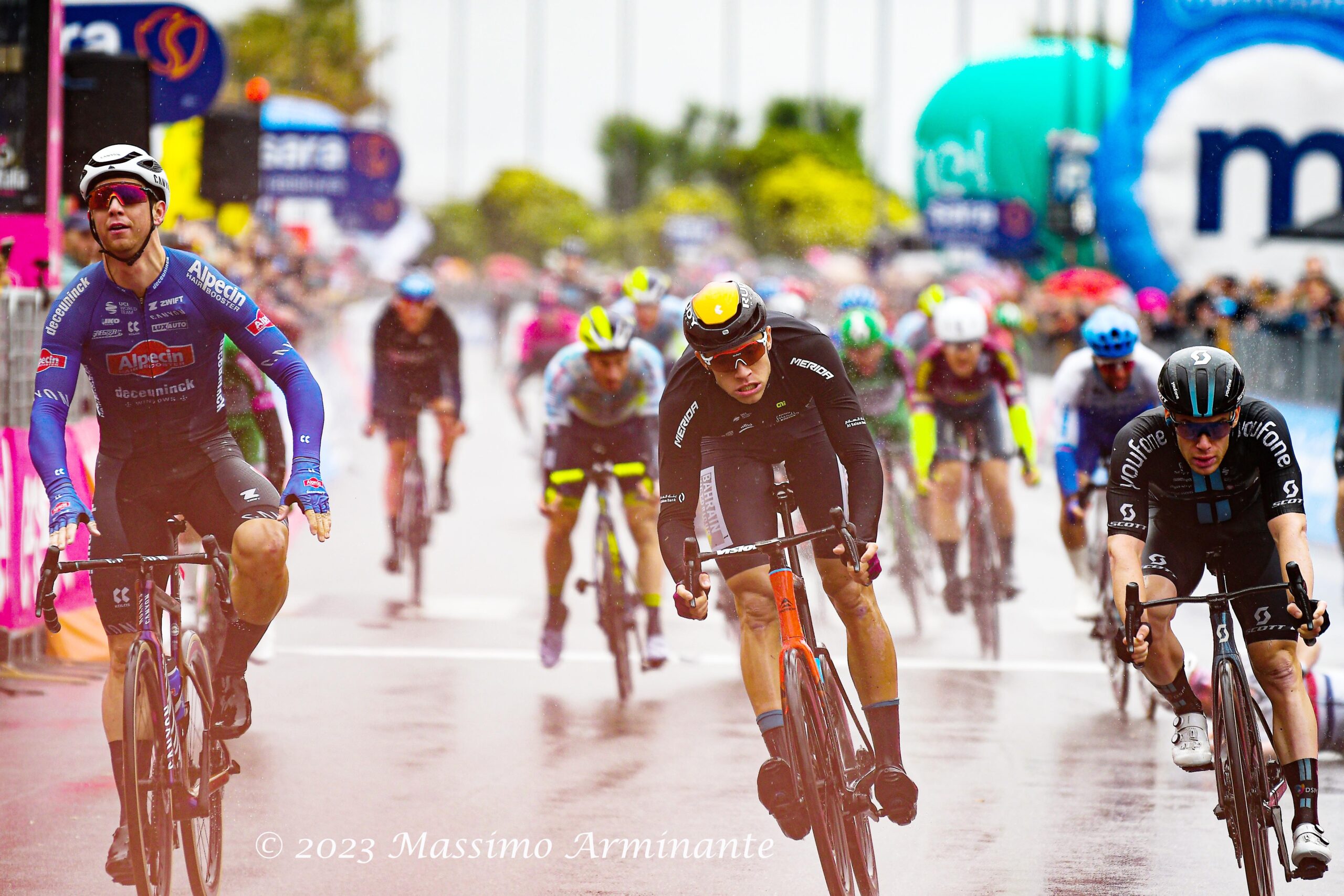 Giro D Italia Groves Vince A Salerno Nella Giornata Della Pioggia E