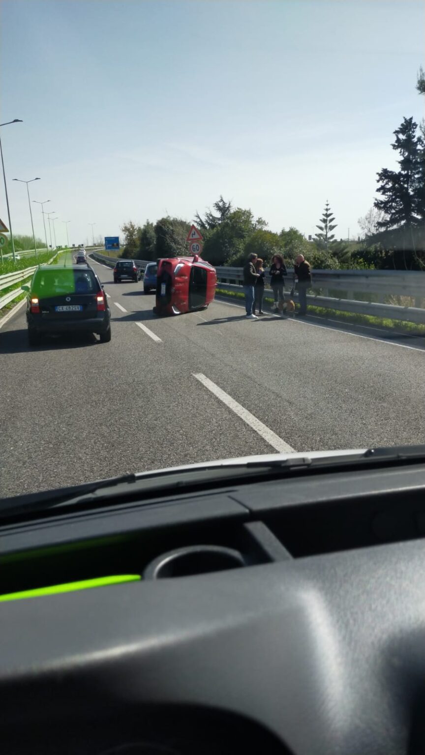 Paura In Tangenziale A Salerno Per Un Auto Che Si Ribalta Il Giornale