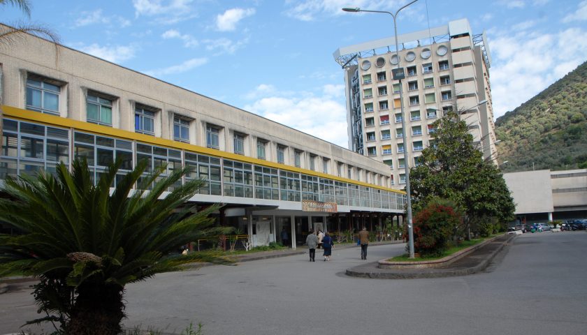 Frasi choc del primario agli specializzandi impegnati all’ospedale di Salerno. Lo sdegno di Polichetti: “Subito le dimissioni”