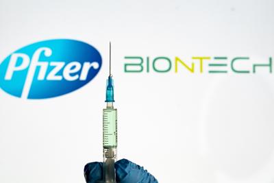 Vaccino, “necessaria terza dose per lo Pfizer”