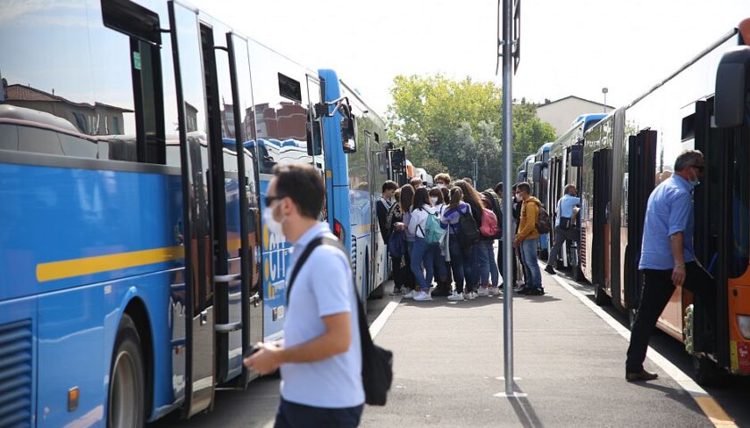 Abbonamento trasporti gratis agli studenti della Campania: “Ma solo a chi ha il green pass”