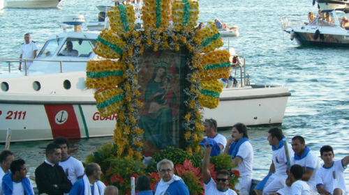 Salerno, al via i festeggiamenti con l’alzata del Panno per la Madonna che viene dal Mare