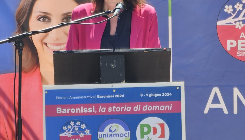 Comunali Baronissi, La Candidata Sindaco Anna Petta con i bambini