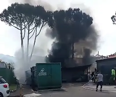 A fuoco il deposito di rifiuti all’ospedale di Nocera Inferiore