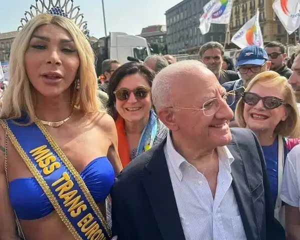 De Luca al gay pride di Napoli: ai giovani dico di avere coraggio