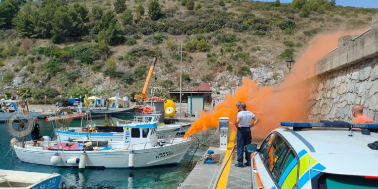 Esercitazione antincendio nel porto di Palinuro: simulato fuoco su motopesca