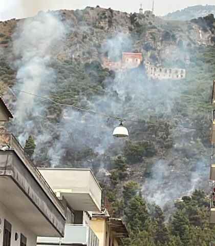 A Sarno fiamme sul Monte Saretto, torna la paura