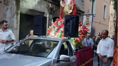Eboli, statua di San Vito sul carro funebre per la processione