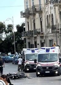 Grave incidente in pieno centro a Salerno, centauro sbalzato dallo scooter