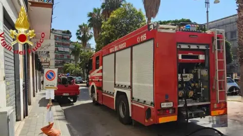 Salerno, panico per un incendio in uno stabile di via Gelso